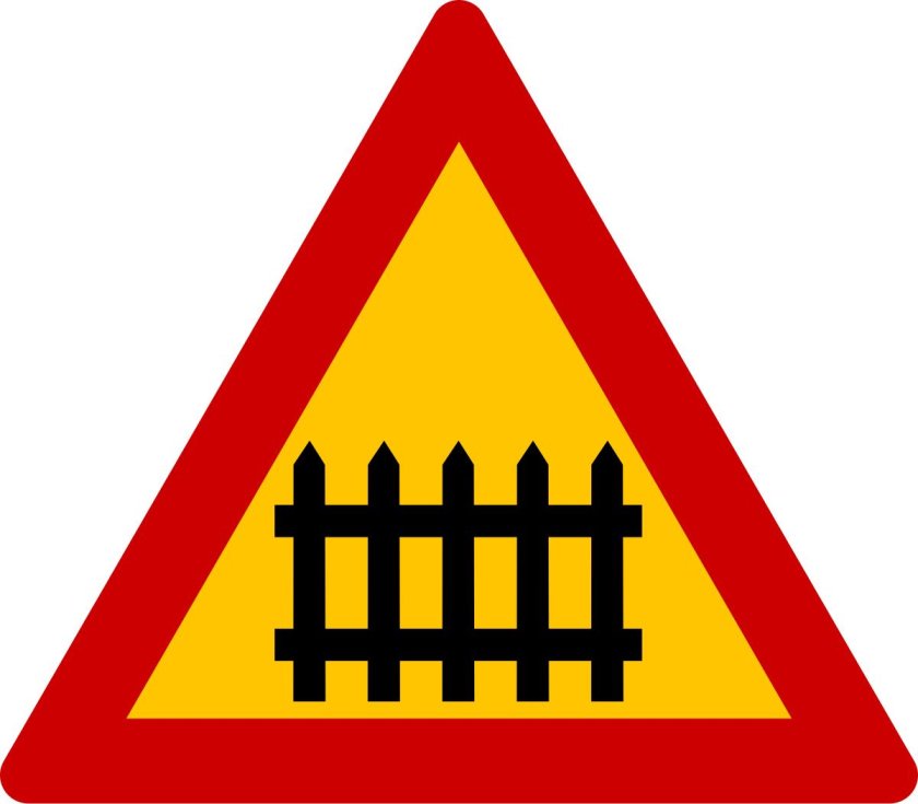 1 железнодорожный переезд со шлагбаумом