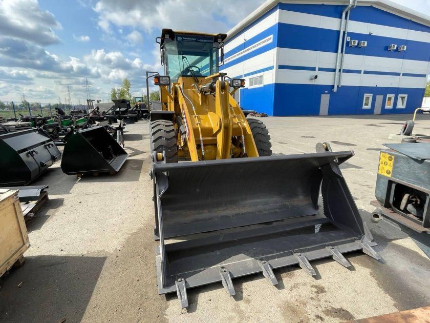 Фронтальный погрузчик 2 куба