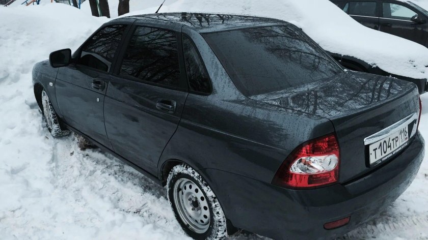 Лада Приора хэтчбек мокрый асфальт