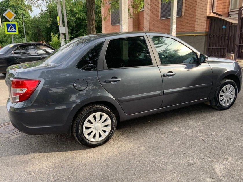 Лада Гранта лифтбек мокрый асфальт