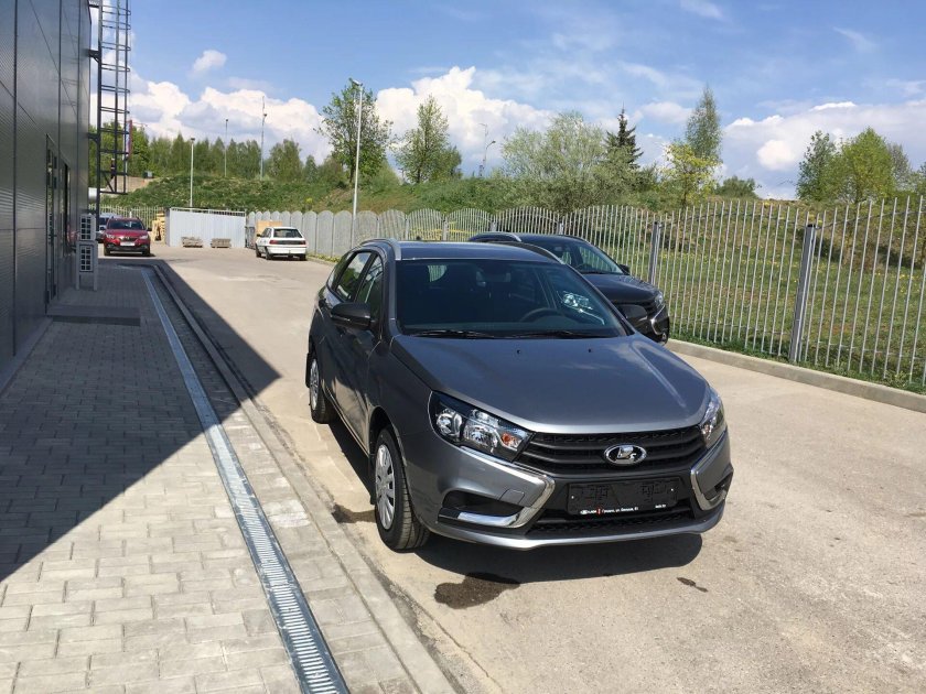 Lada Vesta SW мокрый асфальт