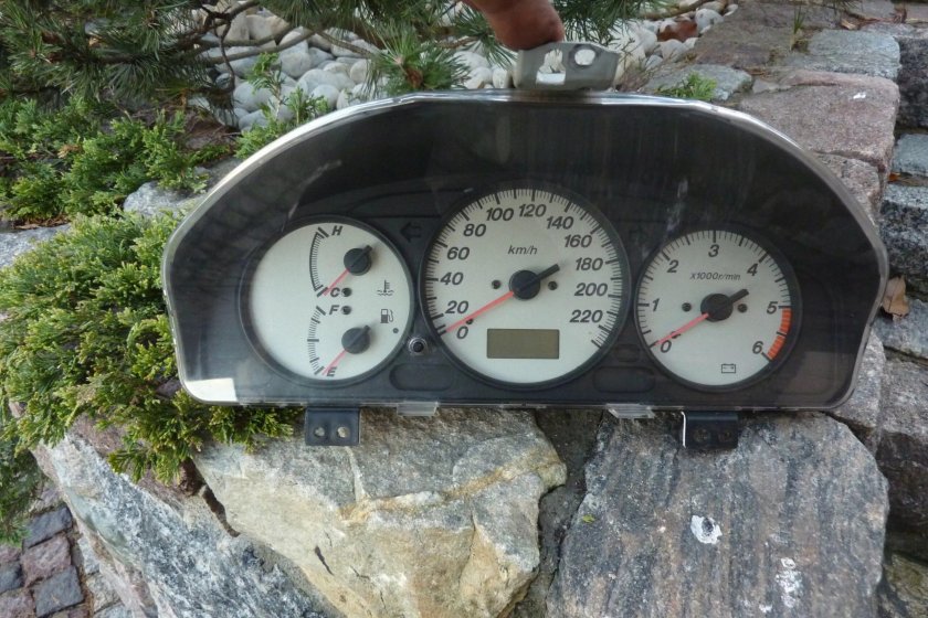 Панель приборов Мазда 323 bj