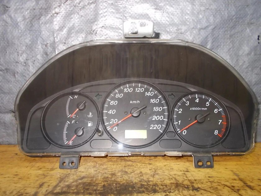 Приборная панель Мазда 323