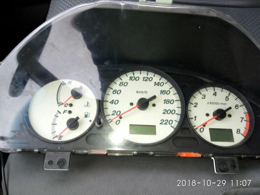 Mazda Premacy панель приборов датчики