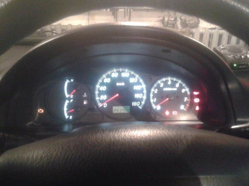 Приборная панель Мазда фамилия 2001