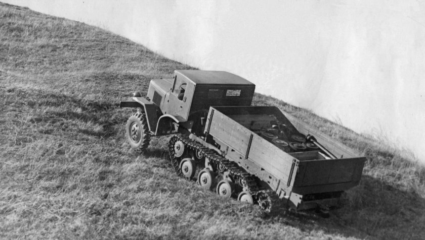 Полугусеничный тягач АТ-3