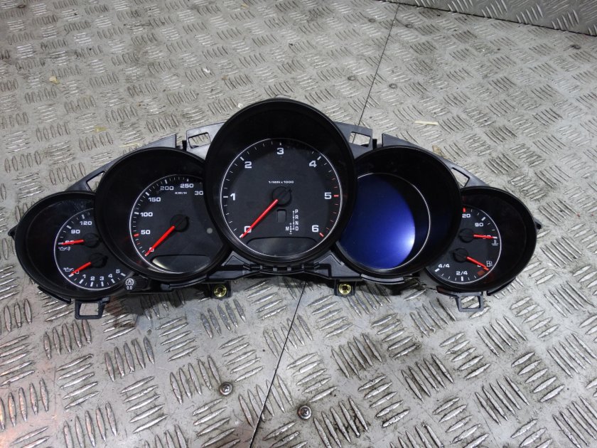 Приборка Порше