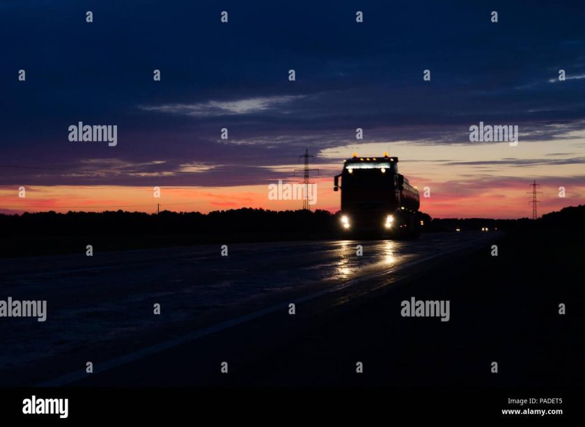 КАМАЗ ночью на дороге