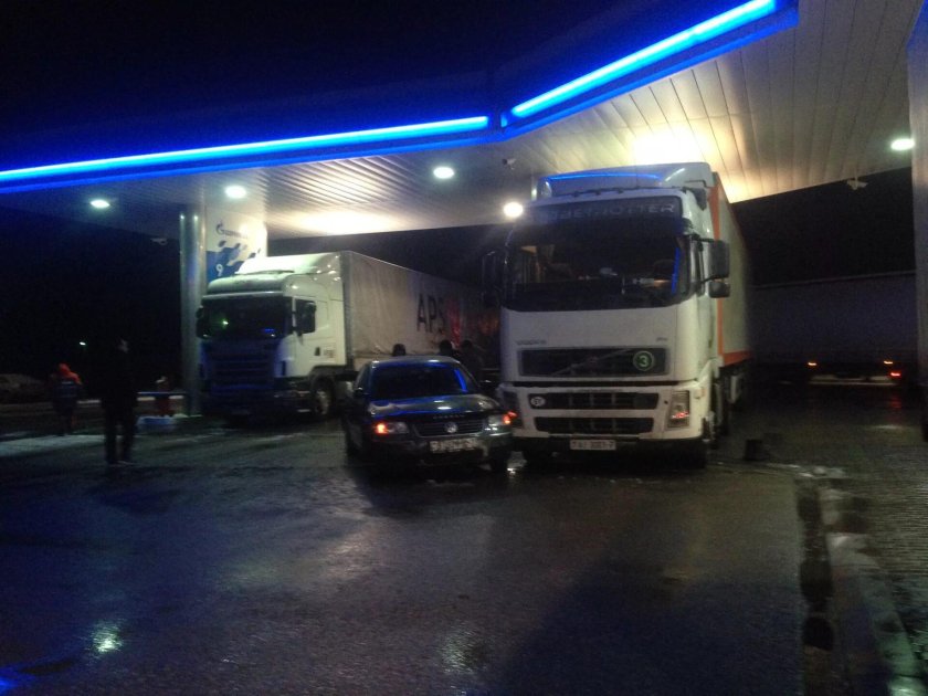 Разгрузка фуры ночью