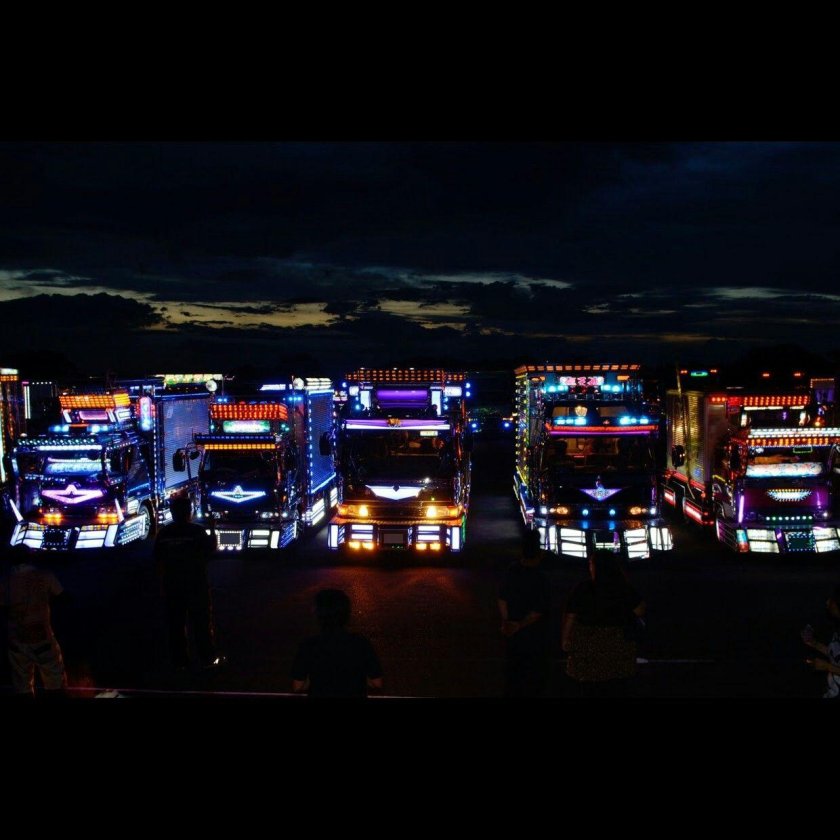 Стоянка грузовиков ночью