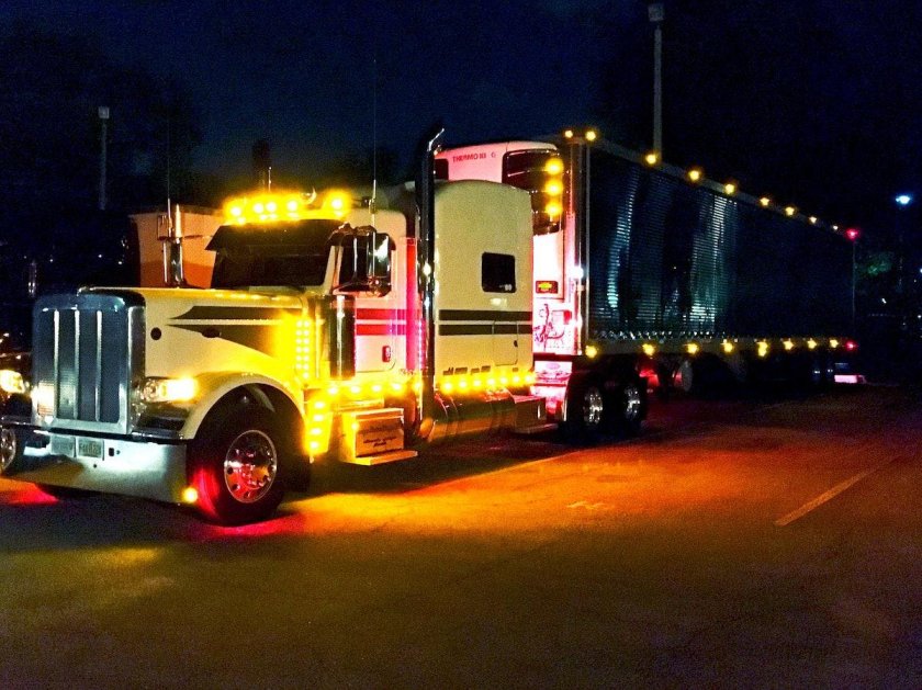 Peterbilt 389 ночью