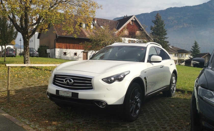 Белый Инфинити 2005