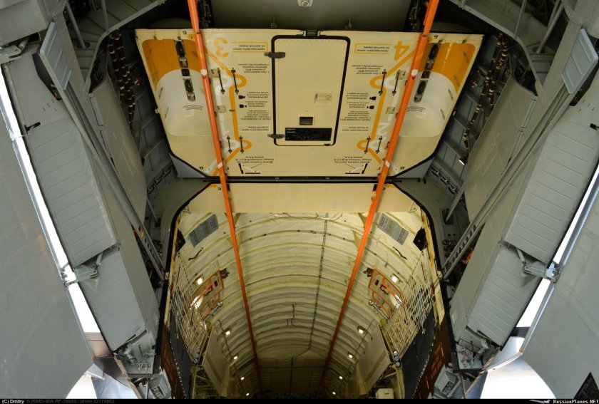 Ил-76 грузовой отсек