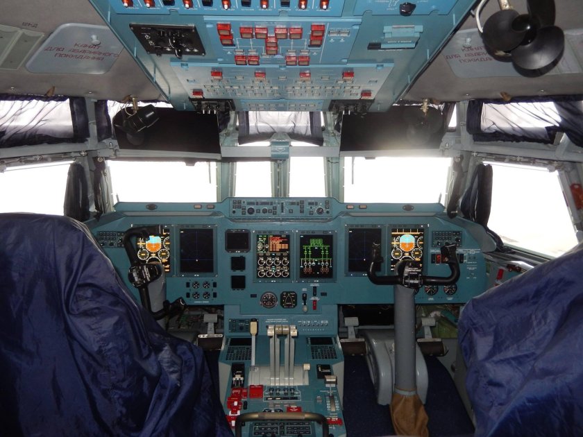 Ил-76 кабина пилотов