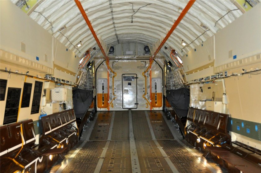 Ил-76 грузовой отсек