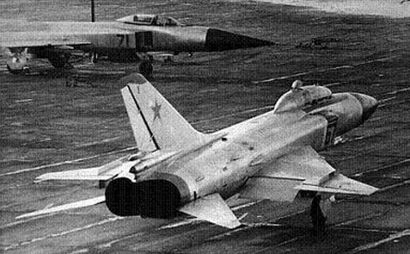 Истребитель-перехватчик Су-15