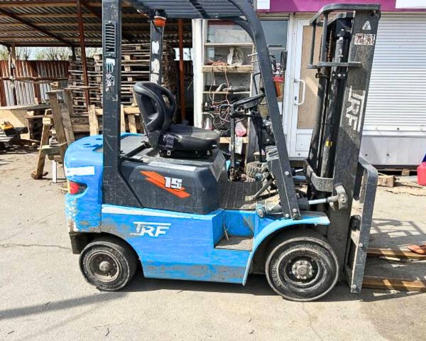 Электрический вилочный погрузчик