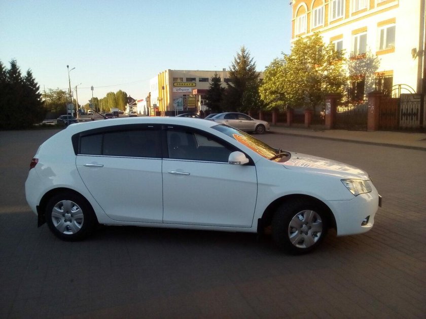 Geely Emgrand ec7 хэтчбек белая