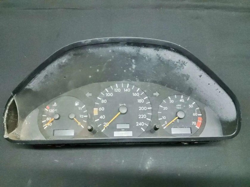 Щиток приборов w202