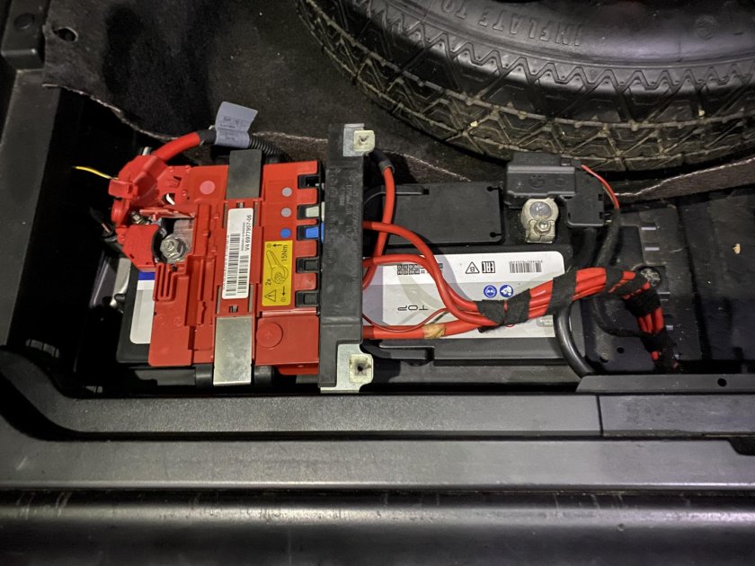 БМВ 70 кузов аккумулятор