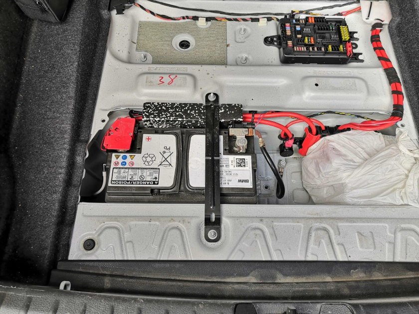 BMW f20 аккумулятор