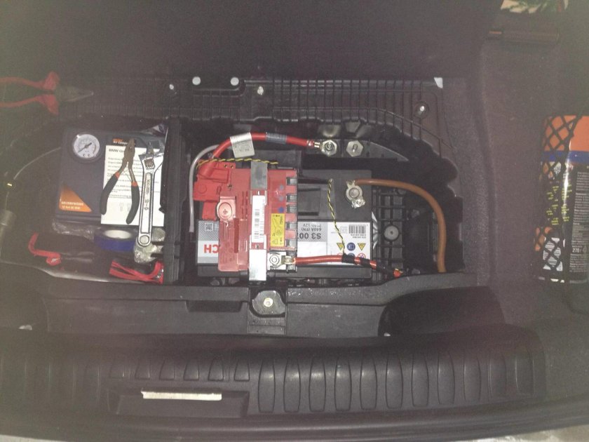 БМВ 116i где находится аккумулятор