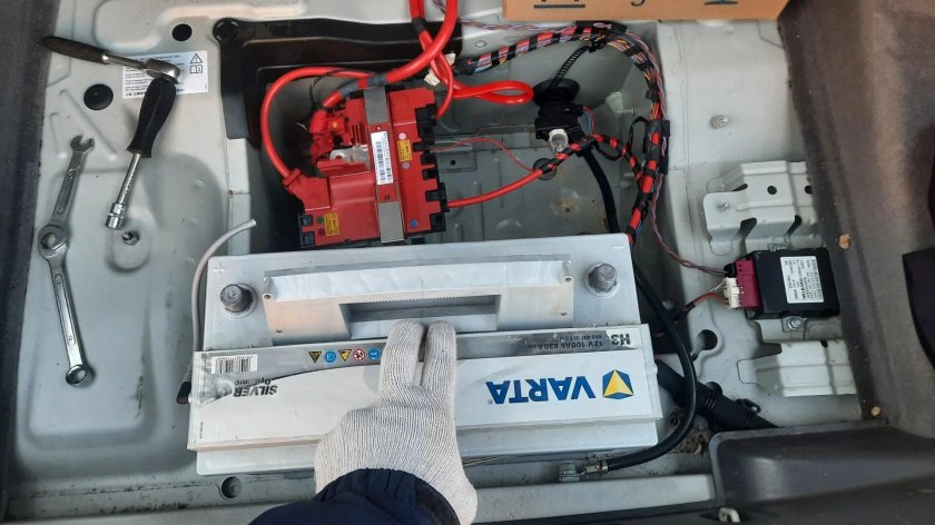 Аккумулятор БМВ 730d 2010 года