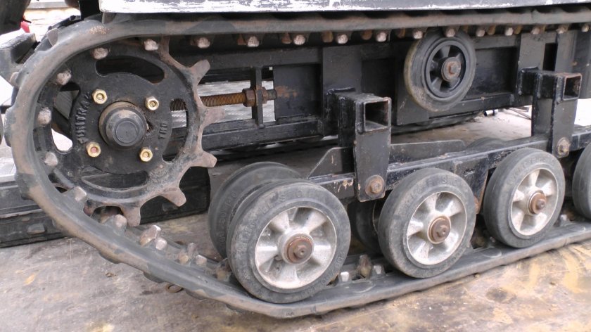 Механизм натяжения тележки гусениц т-130