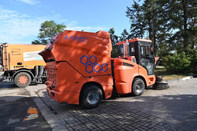 Универсальная коммунальная машина укм-2500м