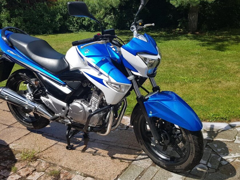 Suzuki GSR 250