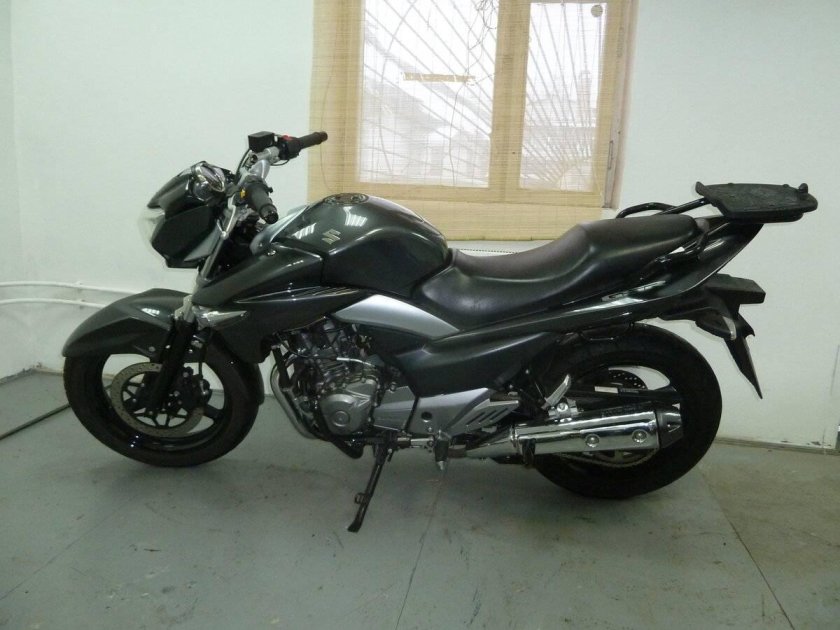 Suzuki gsr250 2011