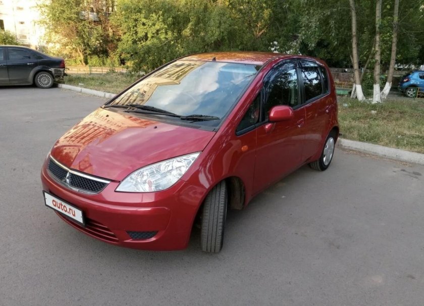 Mitsubishi Colt красный