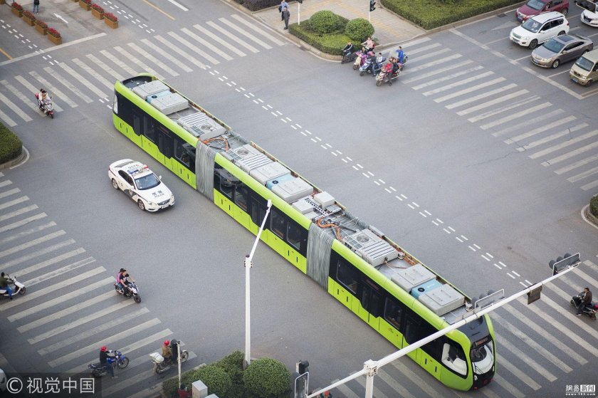 Безрельсовый поезд в Китае