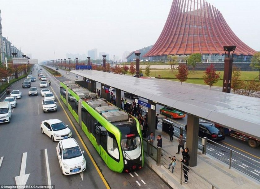 Безрельсовый поезд в китае