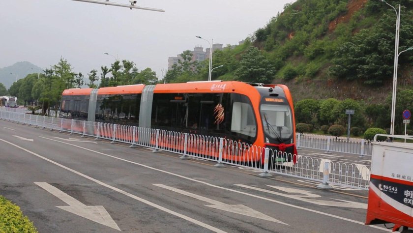 Безрельсовый поезд в китае