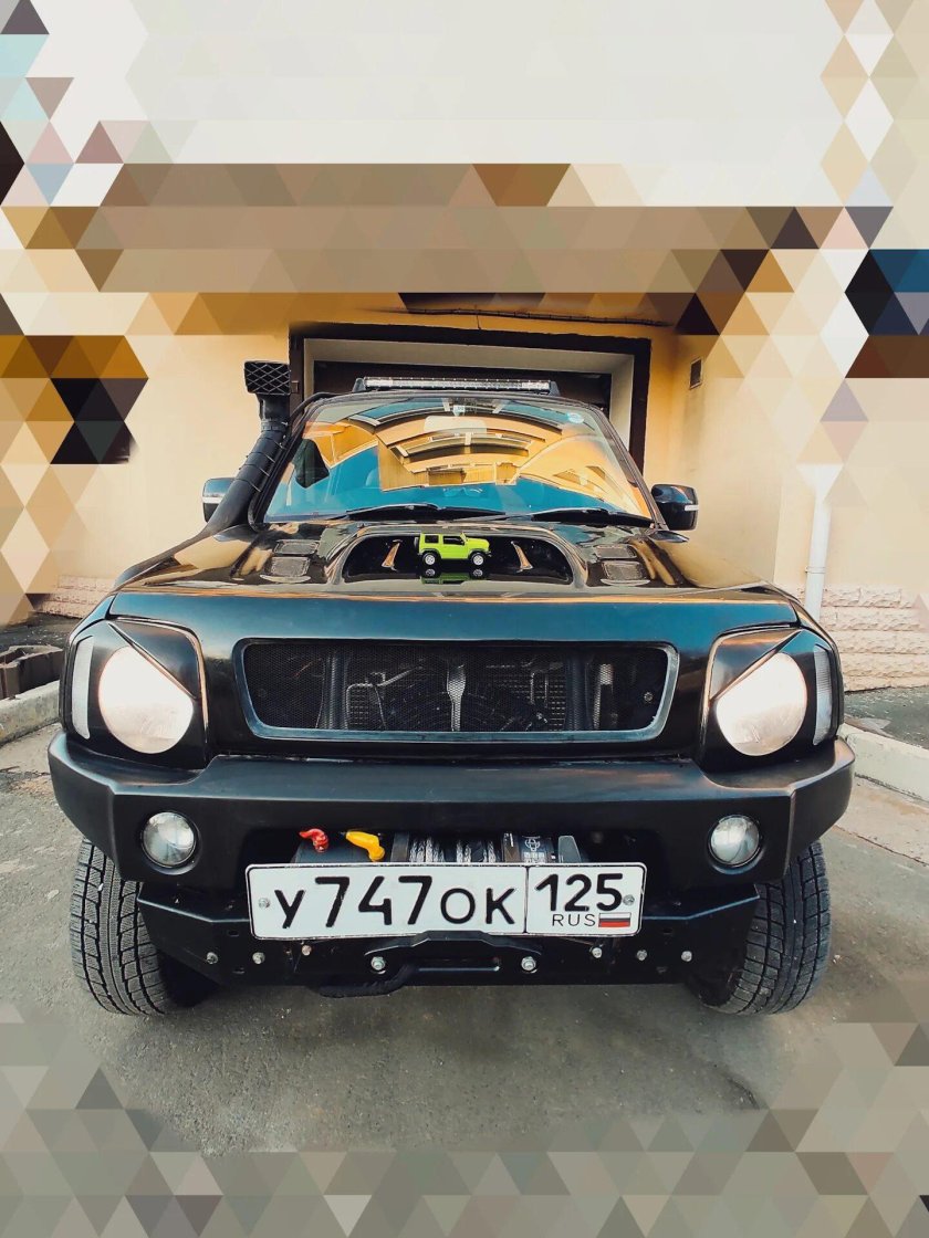Открытый капот Джимни
