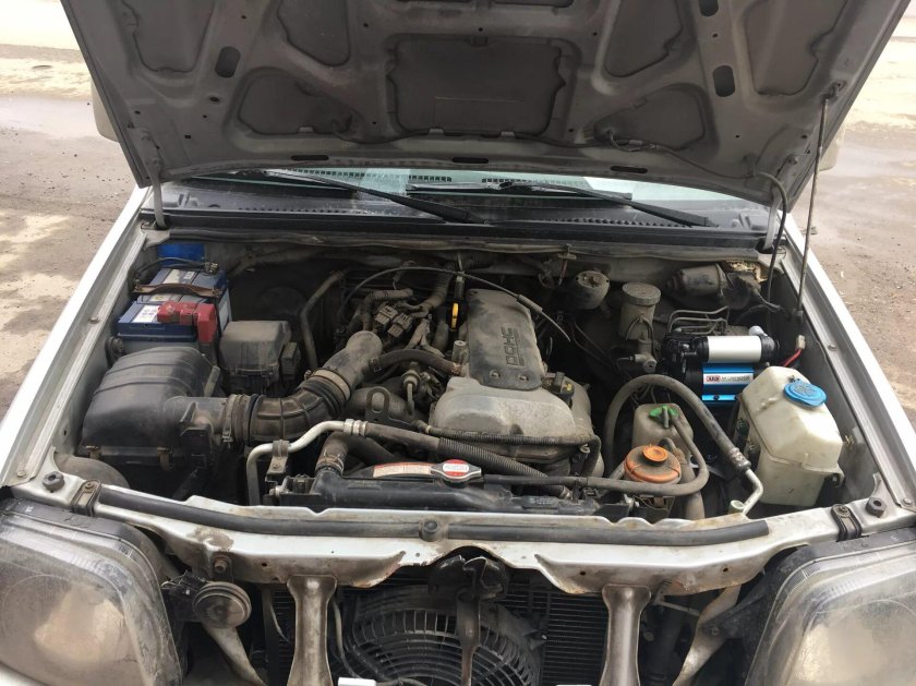 Suzuki Jimny подкапотное пространство