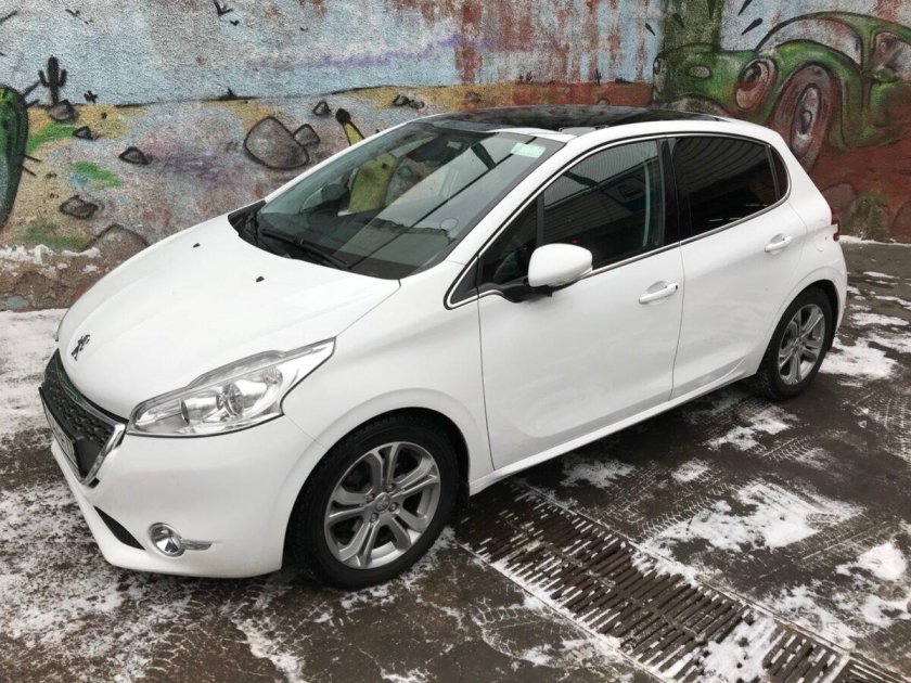 Пежо 208 белый