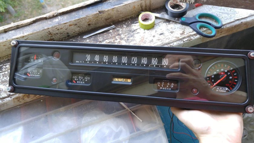 Тахометр в панель приборов ГАЗ 24
