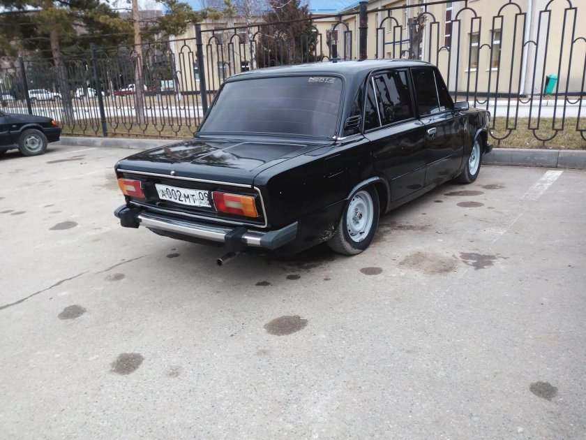 Чёрная ВАЗ 2106 на чёрных штампах