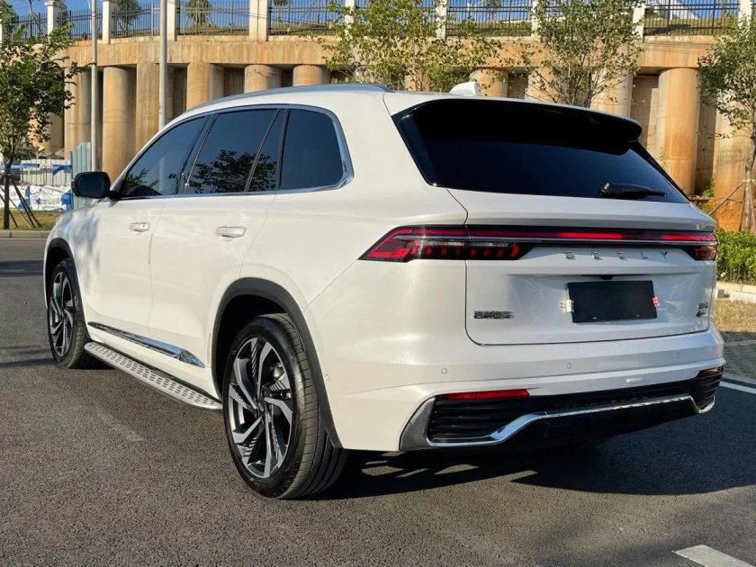 Geely Monjaro белый