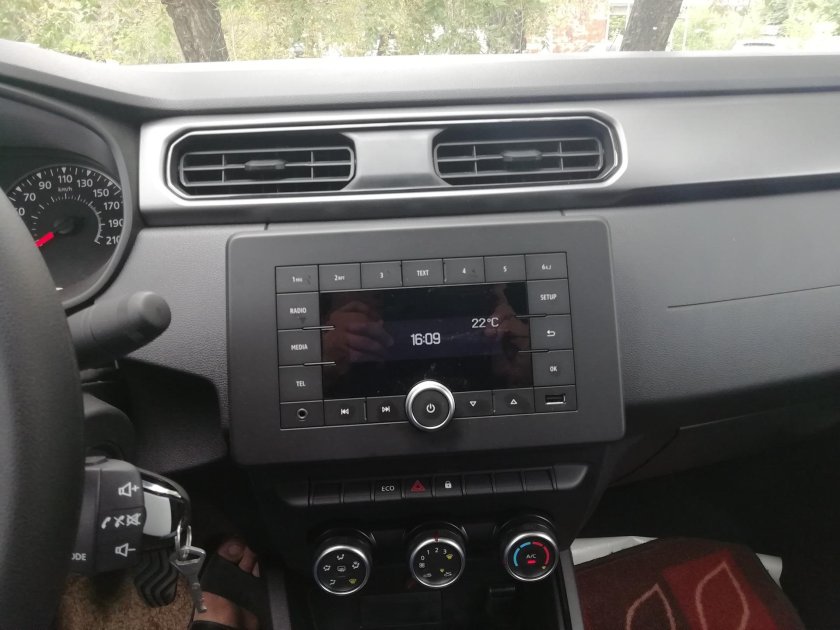 Штатная магнитола Дастер 2021