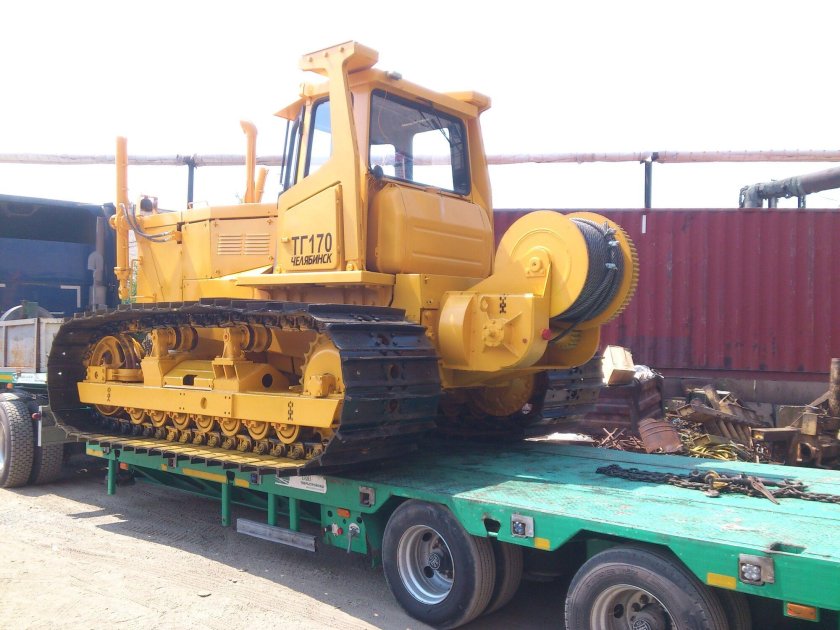 Трактор с бюульдозерным оборудованием б 10 мб0121-2в4