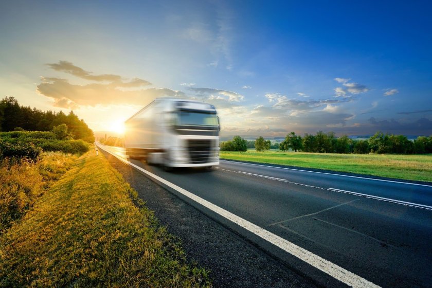 Фура на дороге