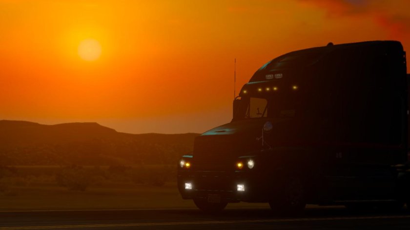 Грузовик едет