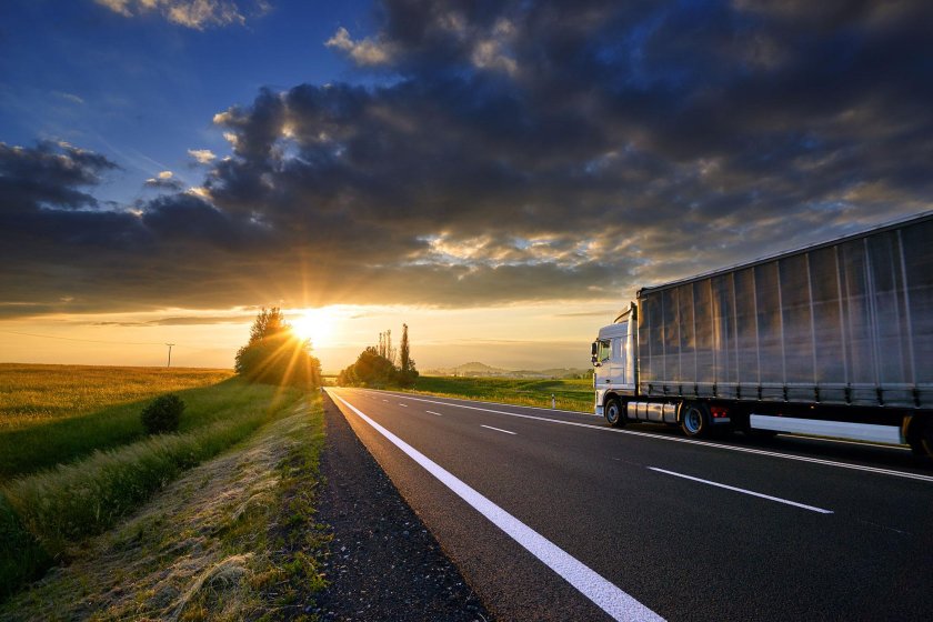 Грузовик едет