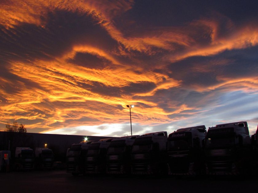 Грузовик вдали