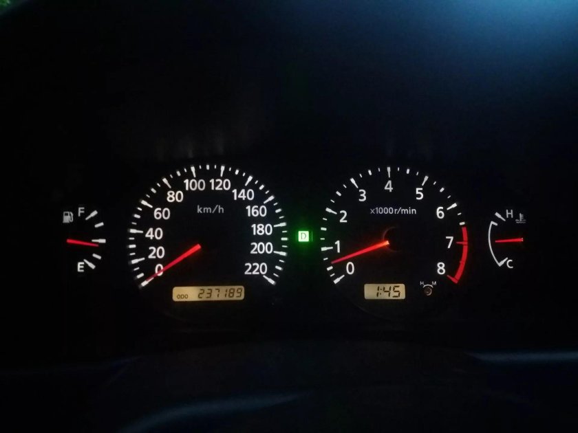Nissan Sunny панель приборов лампочки