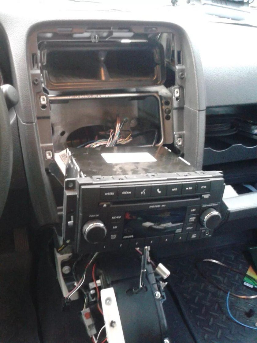 Додж Калибр штатный сабвуфер