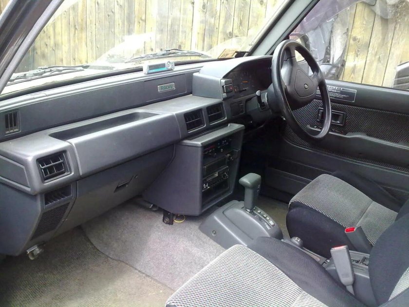Daihatsu Feroza Rocky салон